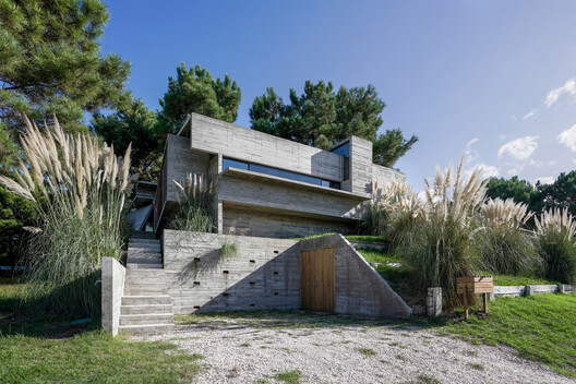 casa-loma-/-besonias-almeida-arquitectos